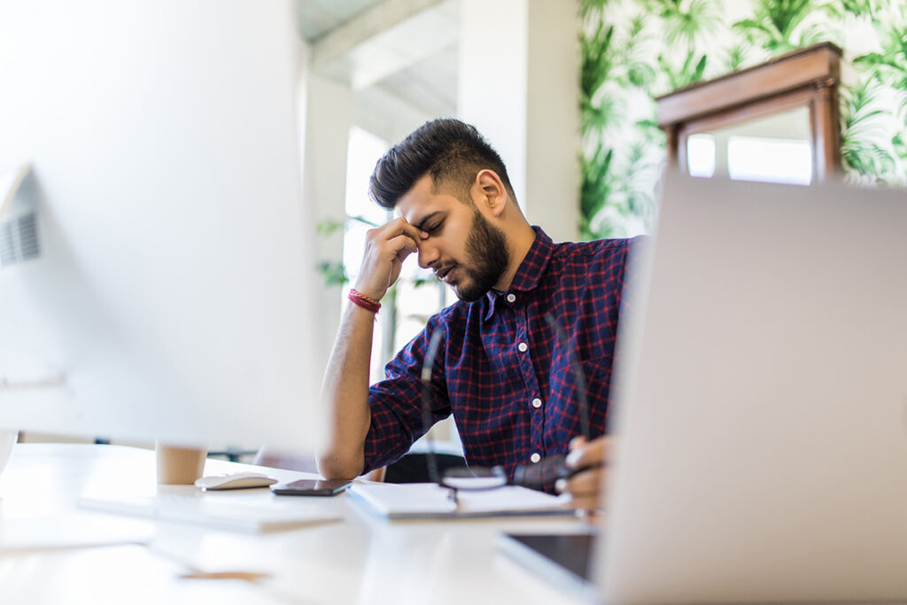 離職率の低下には、社員のモチベーションアップがカギ！オリジナルクリスタルトロフィーで感謝と評価を形に