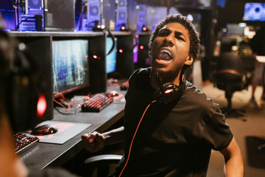 勝利の瞬間を永遠に|eスポーツに輝きを添えるオリジナルクリスタルトロフィー